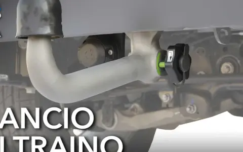 Gancio traino montato, pronto per il viaggio. Si può circolare con il gancio traino montato, un accessorio essenziale per chi ama trasportare.