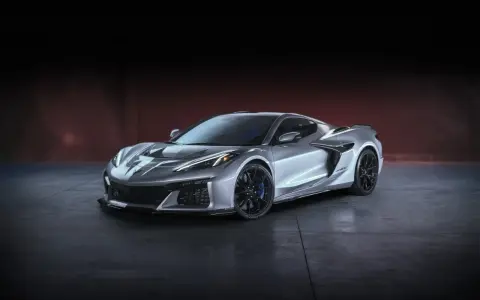 Chevrolet Corvette Z06 argentata, un gioiello tra i modelli Chevrolet, con cerchi neri e pinze blu.