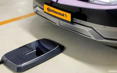 Piattaforma per ricarica wireless auto elettriche Continental, con un'auto parcheggiata sopra.