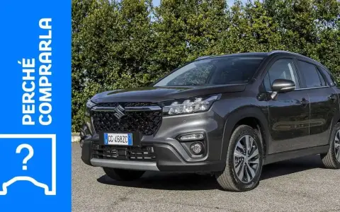 Suzuki S-Cross Hybrid: scopri se ci sono problemi prima di acquistarla. Auto grigia parcheggiata all'aperto.