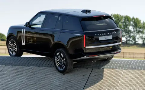 La nuova Range Rover elettrica affronta un percorso di prova su una superficie metallica.