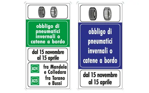 Segnali stradali indicano l'obbligo gomme invernali o catene a bordo dal 15 novembre al 15 aprile.