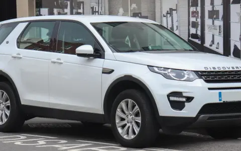 Discovery Sport, un'auto elegante ma con qualche piccolo difetto, parcheggiata in strada.