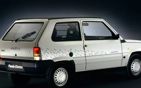 La Fiat Panda Elettra, un'icona ecologica, sfoggia un design distintivo con strisce colorate sul fianco.