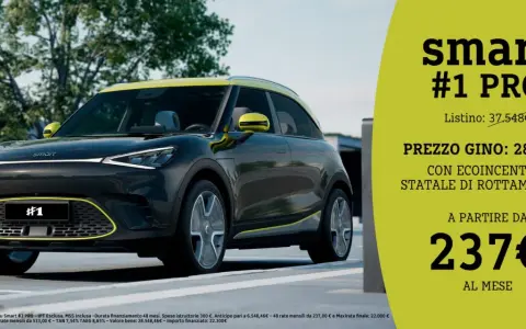 La nuova smart #1 PRO, un SUV elettrico grigio con dettagli gialli, in offerta a partire da 237€ al mese.