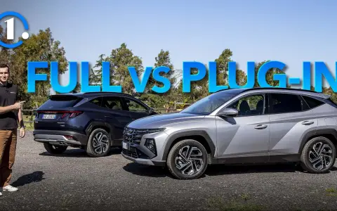 Uomo indica due SUV, uno blu e uno grigio, con la scritta "FULL VS PLUG-IN". Quando una auto ibrida non conviene.