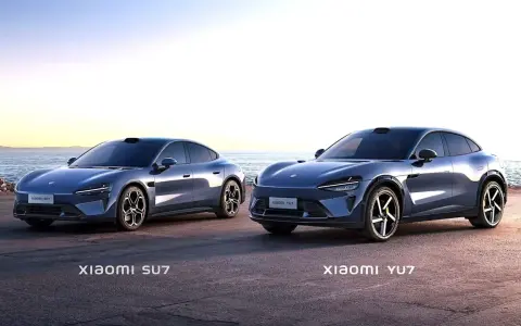 Due auto elettriche Xiaomi, SU7 e YU7, parcheggiate sulla costa al tramonto.