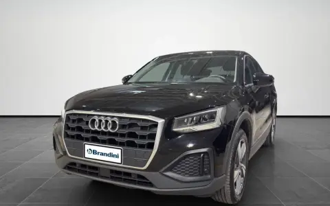 Audi Q2 nera, un'auto compatta e agile. Nonostante la sua popolarità, alcuni proprietari segnalano piccoli audi q2 difetti.