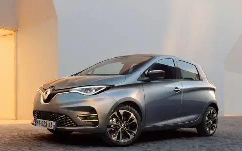 Renault Zoe grigio metallizzato, un'auto elettrica moderna. Le recensioni la lodano per design e prestazioni.