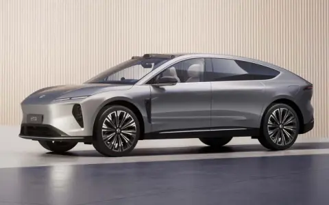 Nio ET9, un'elegante berlina coupé grigia, mostra un design futuristico con linee aerodinamiche e cerchi sportivi.