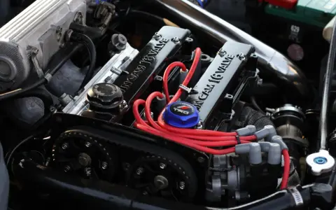 Motore elaborato con coperchio valvole "16 VALVE", candele rosse e pulegge. Un aggiornamento centralina auto potrebbe ottimizzare queste prestazioni.