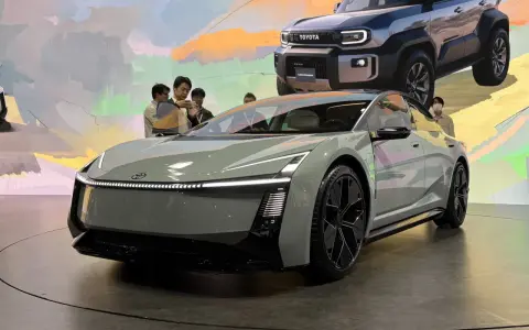 Concept car Toyota Corolla 2026, un'auto elettrica dal design futuristico con linee affilate e luci a LED.