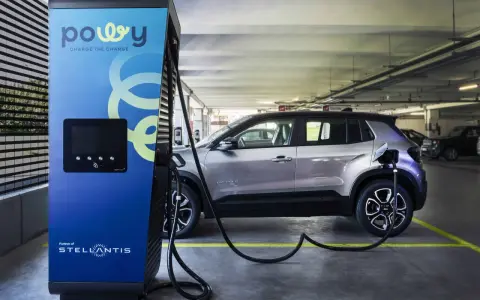 Stazione di ricarica Powy per auto elettriche, con un SUV Jeep Avenger in carica. Un esempio di moderni punti di ricarica auto elettriche.