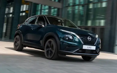 Nissan Juke 2026, un SUV compatto dal design audace, sfreccia in città.
