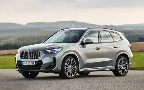 BMW X1 grigio metallizzato in posa su strada con sfondo naturale. Scopri le diverse bmw x1 motorizzazioni disponibili per questo SUV.