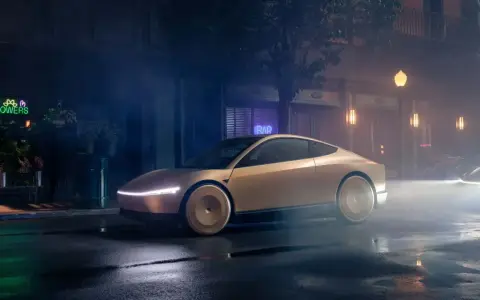 Un futuristico tesla taxi dorato attende su una strada bagnata, illuminato da insegne al neon e lampioni.
