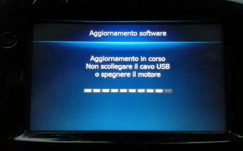 Aggiornamento Medianav Clio 4 gratis in corso. Non scollegare USB o spegnere il motore.