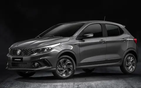 Fiat Argo grigio scuro, un'auto compatta con linee moderne, su sfondo scuro.