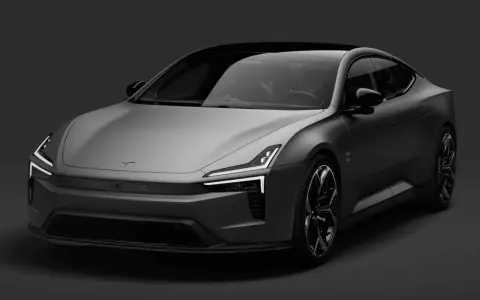 Polestar auto grigia, con fari a LED distintivi e cerchi in lega sportivi, su sfondo scuro.
