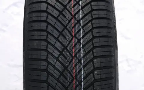 Battistrada invernale con linee colorate. La scelta è tra meglio Continental o Michelin per affrontare la neve.