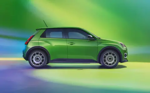 Renault 5 elettrica: prestazioni agili e design iconico in verde brillante.