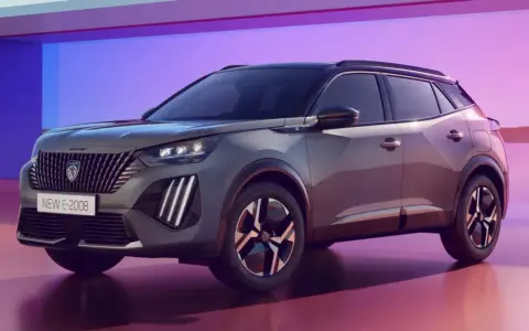 Nuova Peugeot E-2008, un SUV elettrico con design audace. Nonostante le sue qualità, alcuni utenti segnalano piccoli difetti.