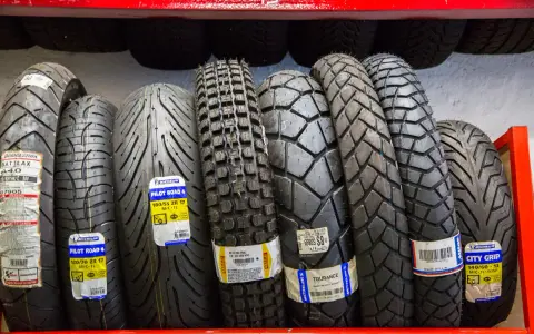 Vari tipi di pneumatici tubeless per moto, con battistrada diversi per ogni esigenza.