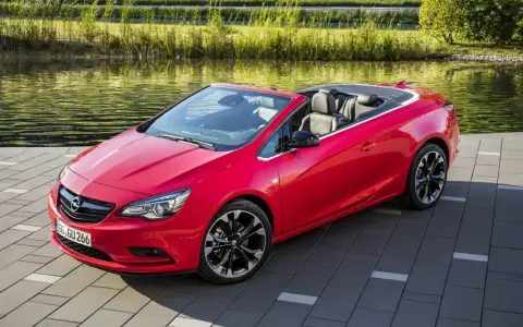 Opel Cascada rossa cabriolet, elegante e sportiva, con interni in pelle nera. Nessun problema visibile, solo un'auto da sogno.