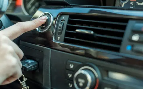 Dito si vede quanto costa cambiare il motorino di avviamento, con una mano che preme il pulsante di accensione.