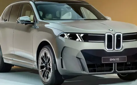 Il **BMW X5 2026** si presenta con un design audace e moderno, fari affilati e la distintiva griglia a doppio rene illuminata.