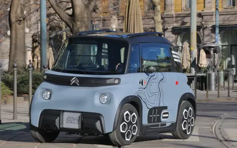 Citroën Ami grigia con grafica nera, un veicolo elettrico compatto, ideale per la città, con la sua batteria efficiente.