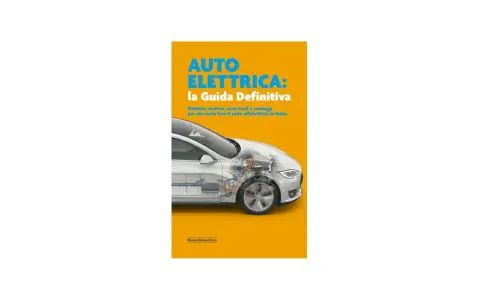 Copertina libro "Auto Elettrica: la Guida Definitiva" con auto trasparente che mostra la batteria. Spiega come pagare ricarica auto elettrica.