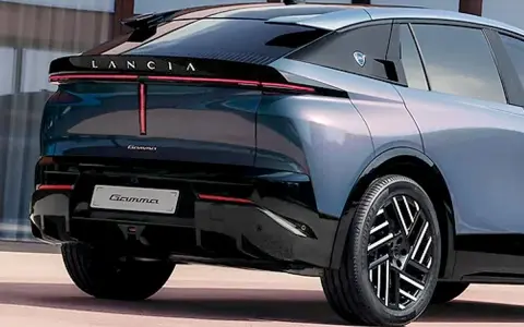 La Lancia Gamma 2026, un'auto dal design futuristico, mostra il suo posteriore elegante con luci a LED e il logo Lancia.
