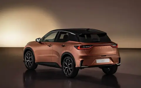 Lexus LBX color rame, vista posteriore. Le sue dimensioni compatte la rendono ideale per la città.