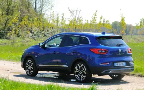 Renault Kadjar 1.5 dCi 110cv blu su sterrato. Nonostante la sua eleganza, alcuni proprietari segnalano renault kadjar 1.5 dci 110cv problemi.