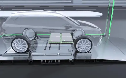 Un'auto elettrica trasparente su una piattaforma, con due pacchi batteria visibili sotto il pianale. Il sistema di battery swap è pronto.
