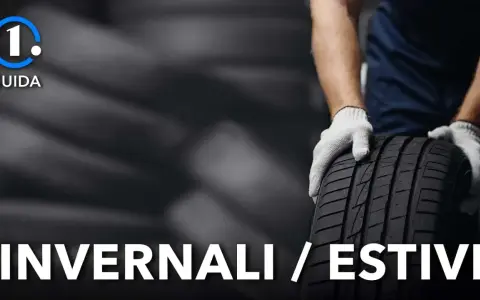 Guida: cambio gomme invernali in estate. Mani guantate tengono un pneumatico.
