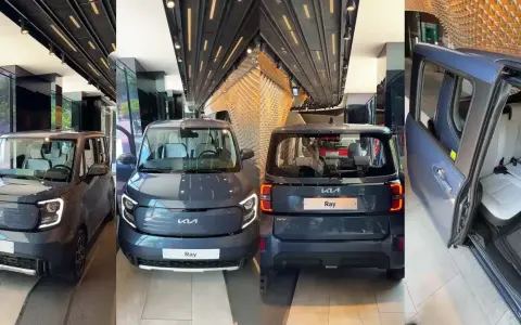 Tre Kia Ray, un'auto elettrica compatta, esposte in un salone moderno. La Kia Ray è pronta per il futuro.