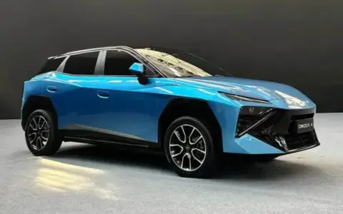 Un'elegante Omoda 4 blu metallizzato, con un design futuristico e cerchi in lega sportivi, si presenta su un pavimento grigio.