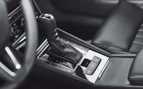 Interno auto con cambio automatico. Il lavaggio del cambio automatico è un'operazione importante per la manutenzione.