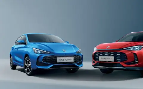 Due MG modelli, una blu e una rossa, presentate in studio. La MG3 Hybrid+ blu e la ZS Hybrid+ rossa mostrano il loro design moderno.