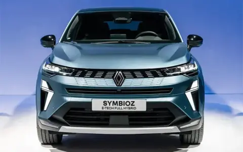 Il concept car Renault Symbioz, un'auto futuristica con un design audace e un'illuminazione distintiva.