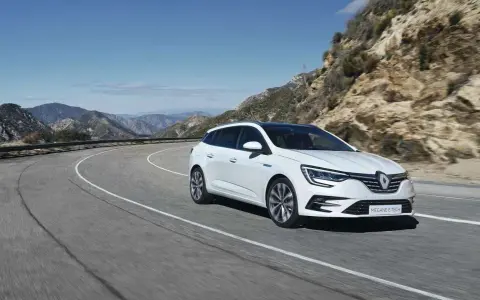 Renault Mégane E-Tech, un'auto elettrica che offre un'esperienza di guida fluida e silenziosa, ideale per esplorare paesaggi montani.