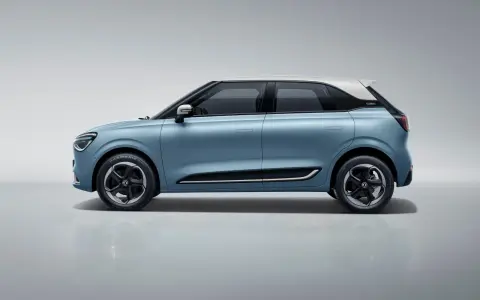 Auto blu a due toni, stile moderno. Scopri il dongfeng box prezzo e le sue caratteristiche.