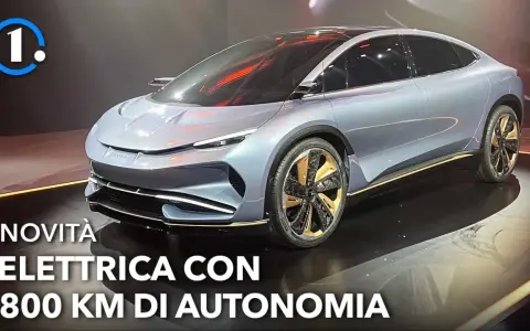 La nuova auto elettrica con 800 km di autonomia, un concept futuristico con cerchi dorati e linee aerodinamiche.