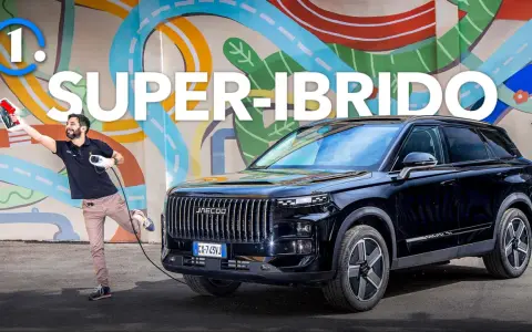 Uomo con pistola benzina e cavo di ricarica accanto a un SUV nero, che simboleggia la tecnologia mild hybrid.