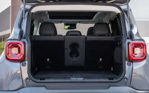 Bagagliaio aperto di una Jeep Renegade, con sedili posteriori abbassati. Le dimensioni sono perfette per ogni avventura.