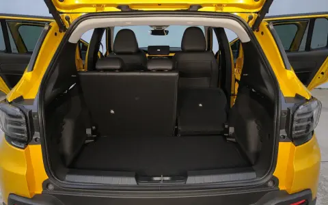 Bagagliaio aperto di una Jeep Avenger gialla, con sedili posteriori abbassati per massimizzare lo spazio di carico.