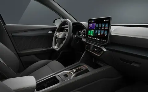 Interni moderni della Cupra Formentor: volante sportivo, ampio display touchscreen e finiture curate.