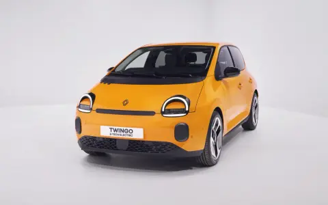Renault elettrica piccola color arancio brillante, con fari rotondi e scritta "Twingo E-Tech Electric" sul frontale.